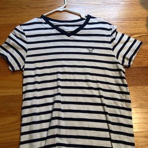 Men’s American Eagle V-neck T-shirt XS